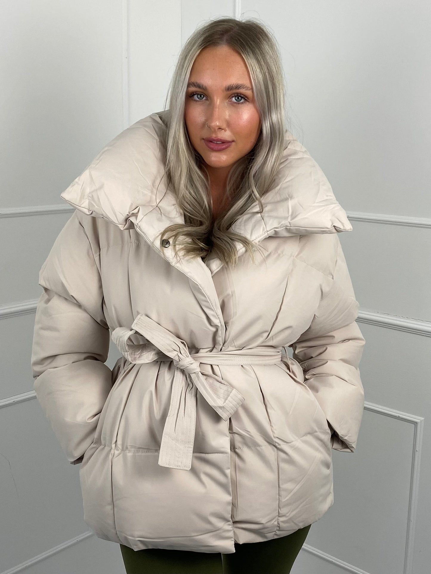 Karly™ | Kurze Pufferjacke mit Gürtel