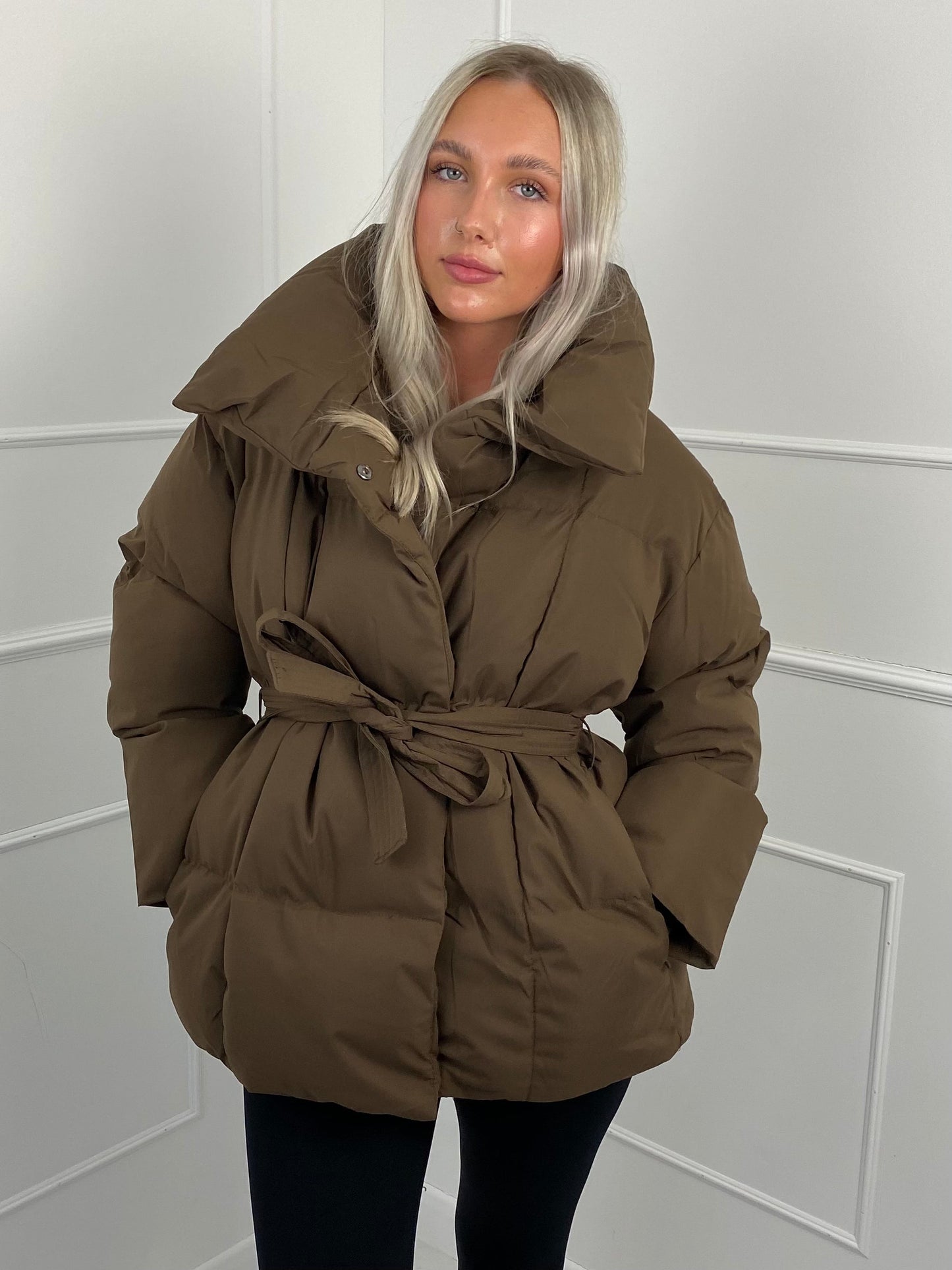 Karly™ | Kurze Pufferjacke mit Gürtel