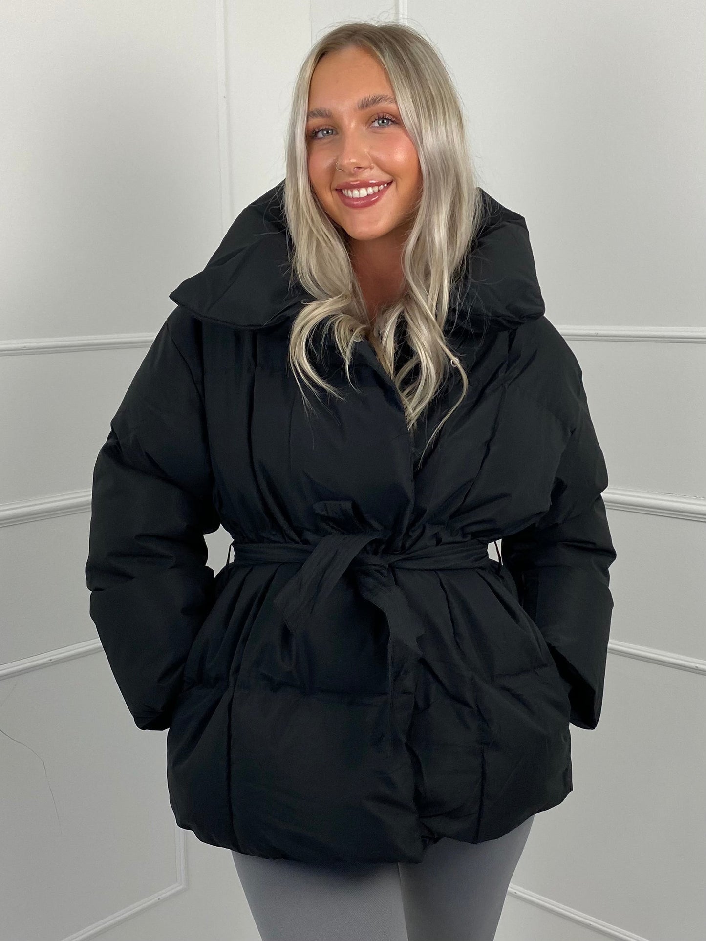 Karly™ | Kurze Pufferjacke mit Gürtel