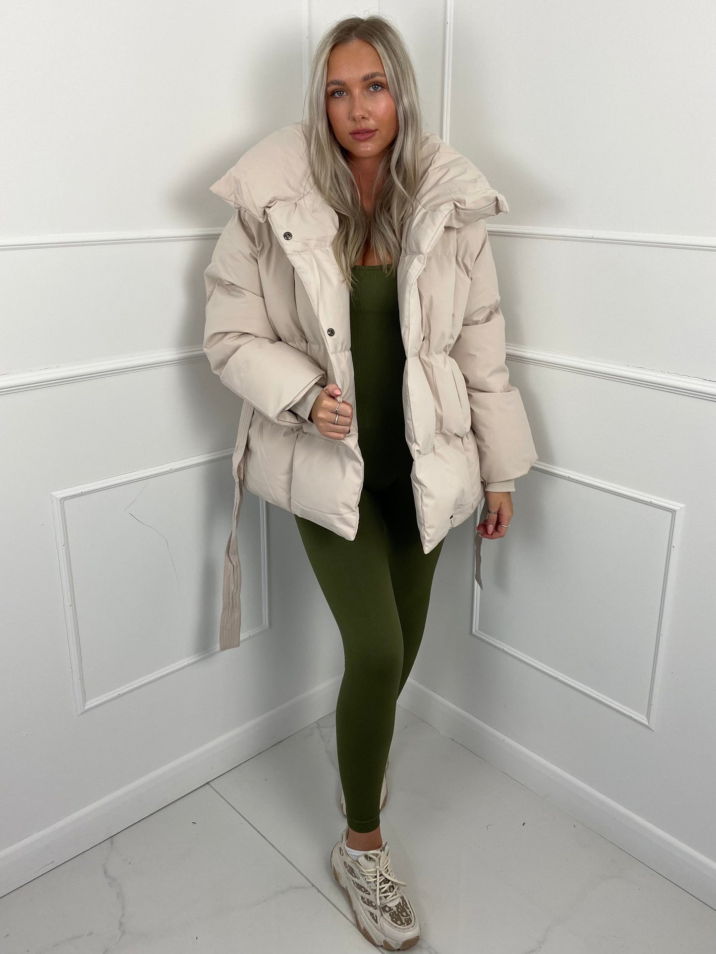 Karly™ | Kurze Pufferjacke mit Gürtel