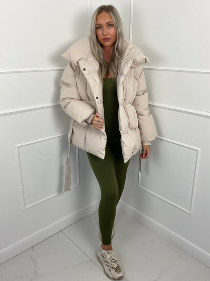 Karly™ | Kurze Pufferjacke mit Gürtel