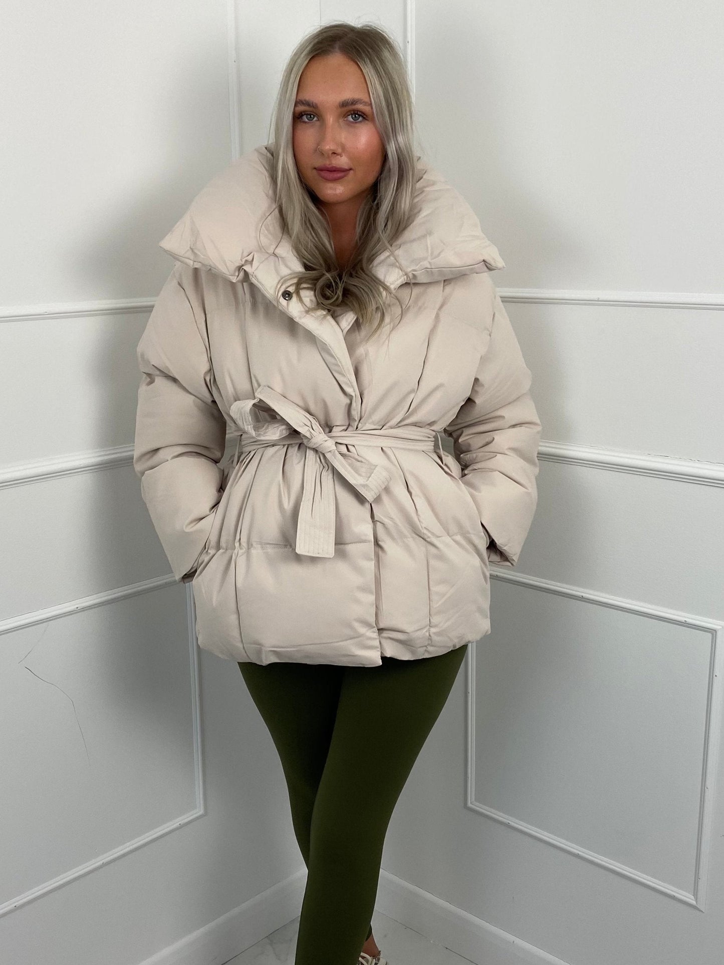 Karly™ | Kurze Pufferjacke mit Gürtel