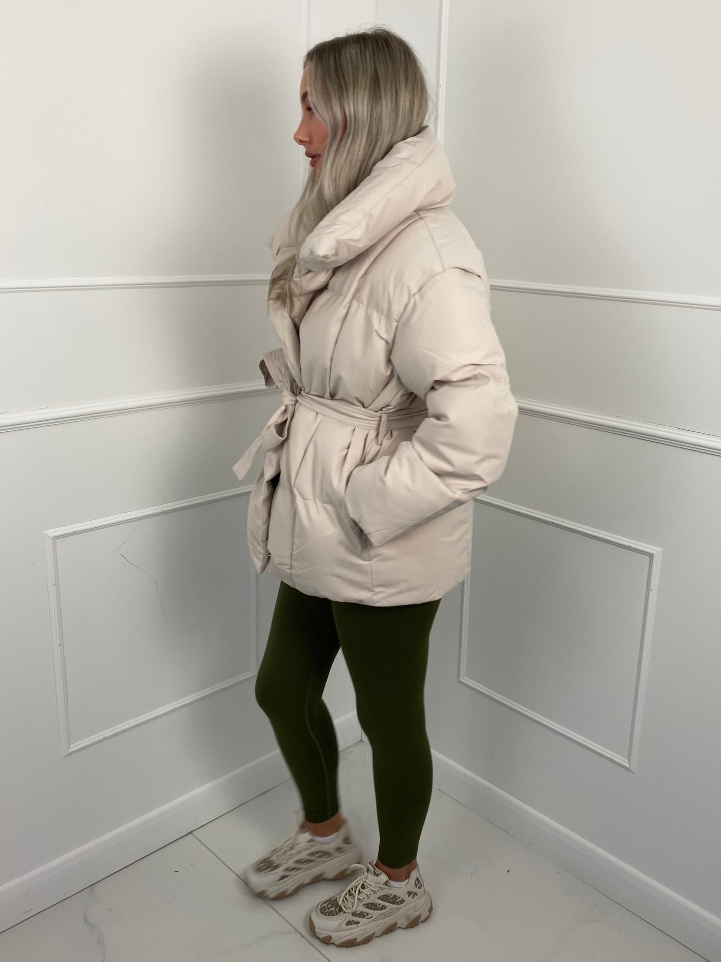 Karly™ | Kurze Pufferjacke mit Gürtel