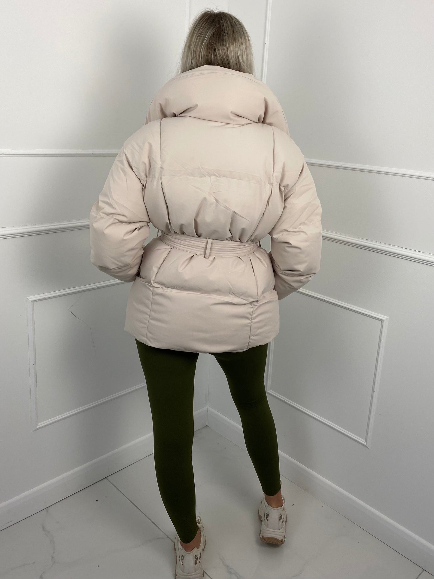 Karly™ | Kurze Pufferjacke mit Gürtel