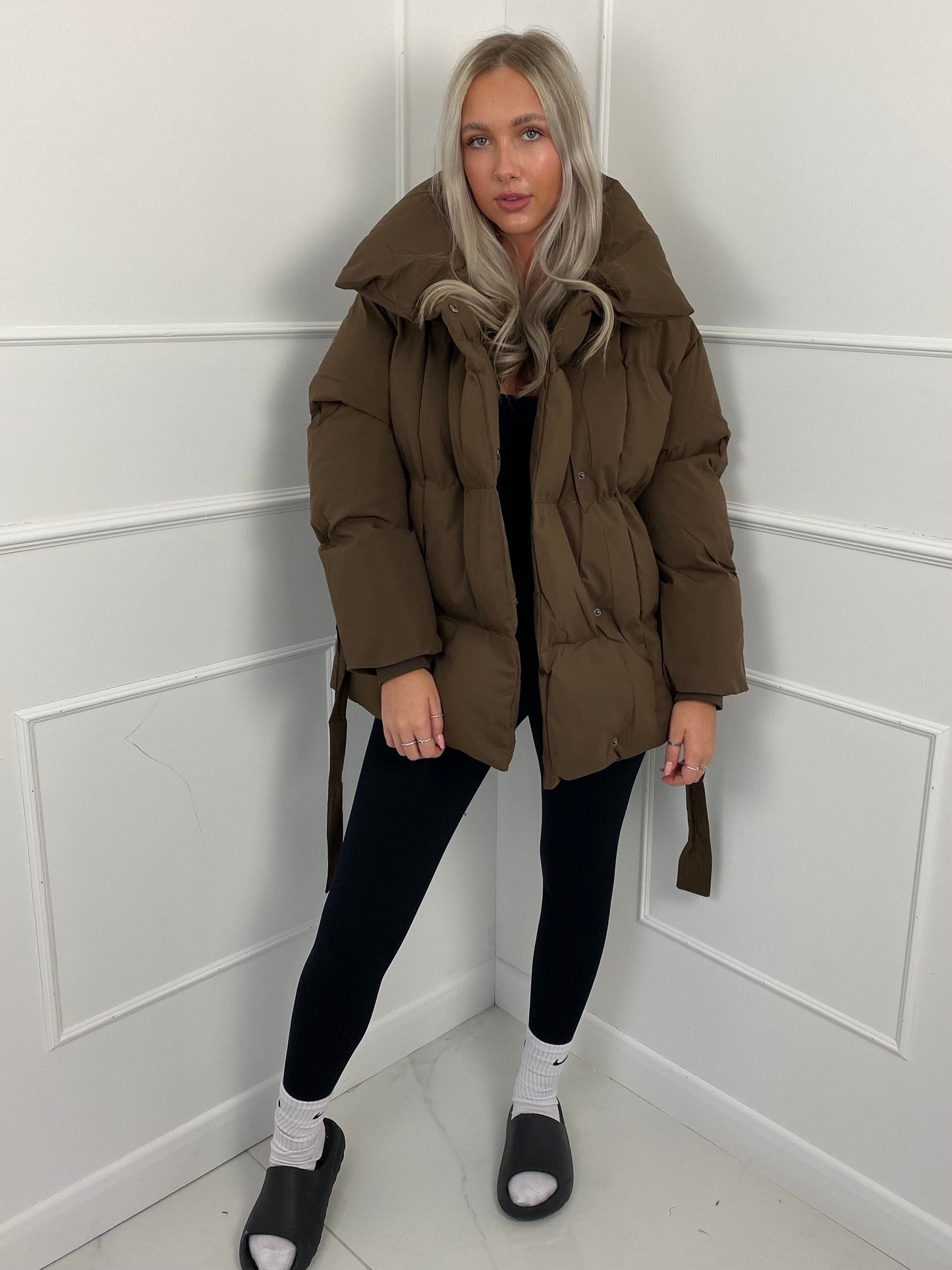 Karly™ | Kurze Pufferjacke mit Gürtel