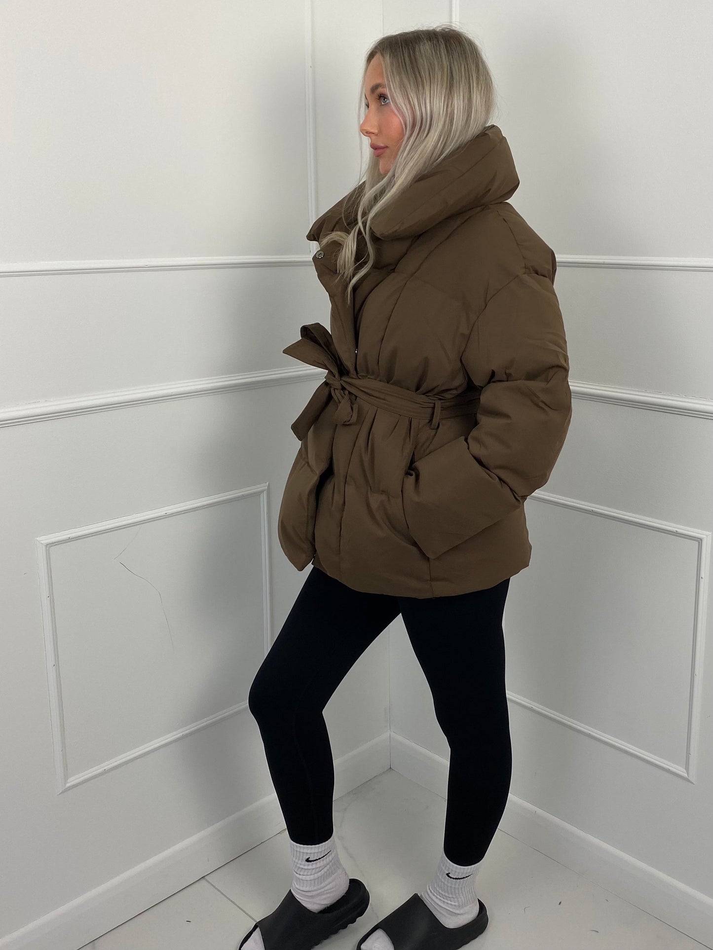 Karly™ | Kurze Pufferjacke mit Gürtel