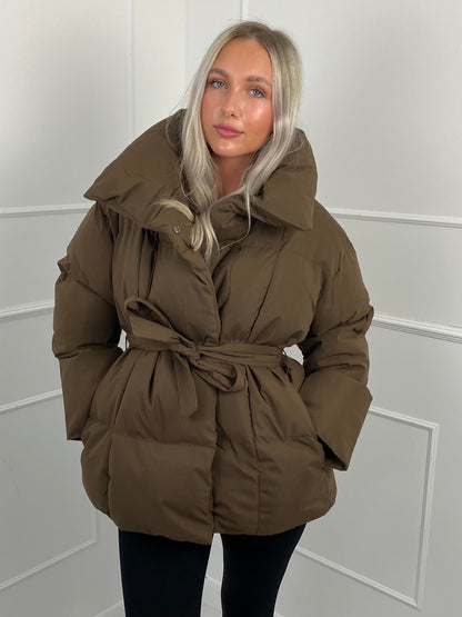 Karly™ | Kurze Pufferjacke mit Gürtel
