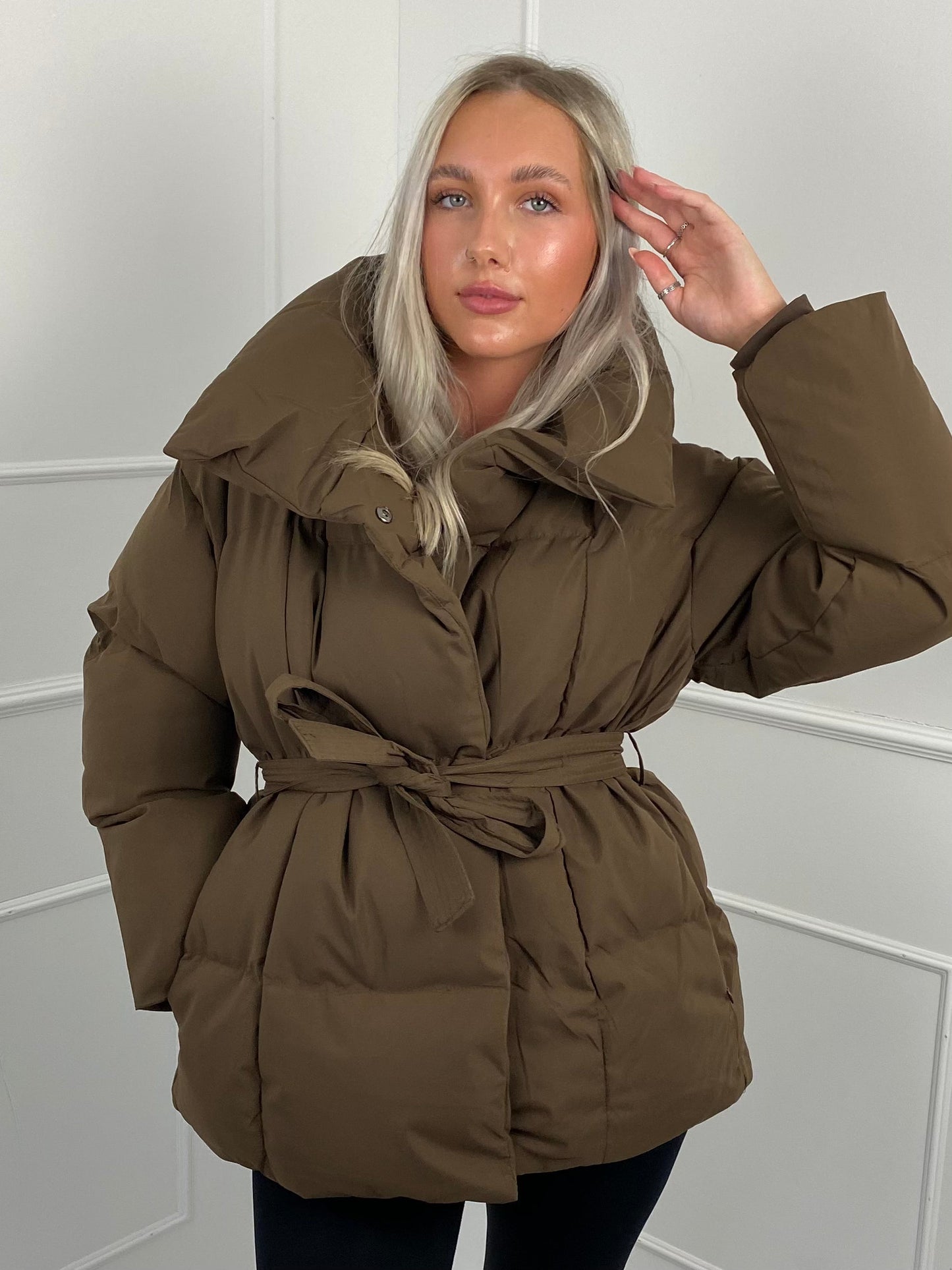 Karly™ | Kurze Pufferjacke mit Gürtel