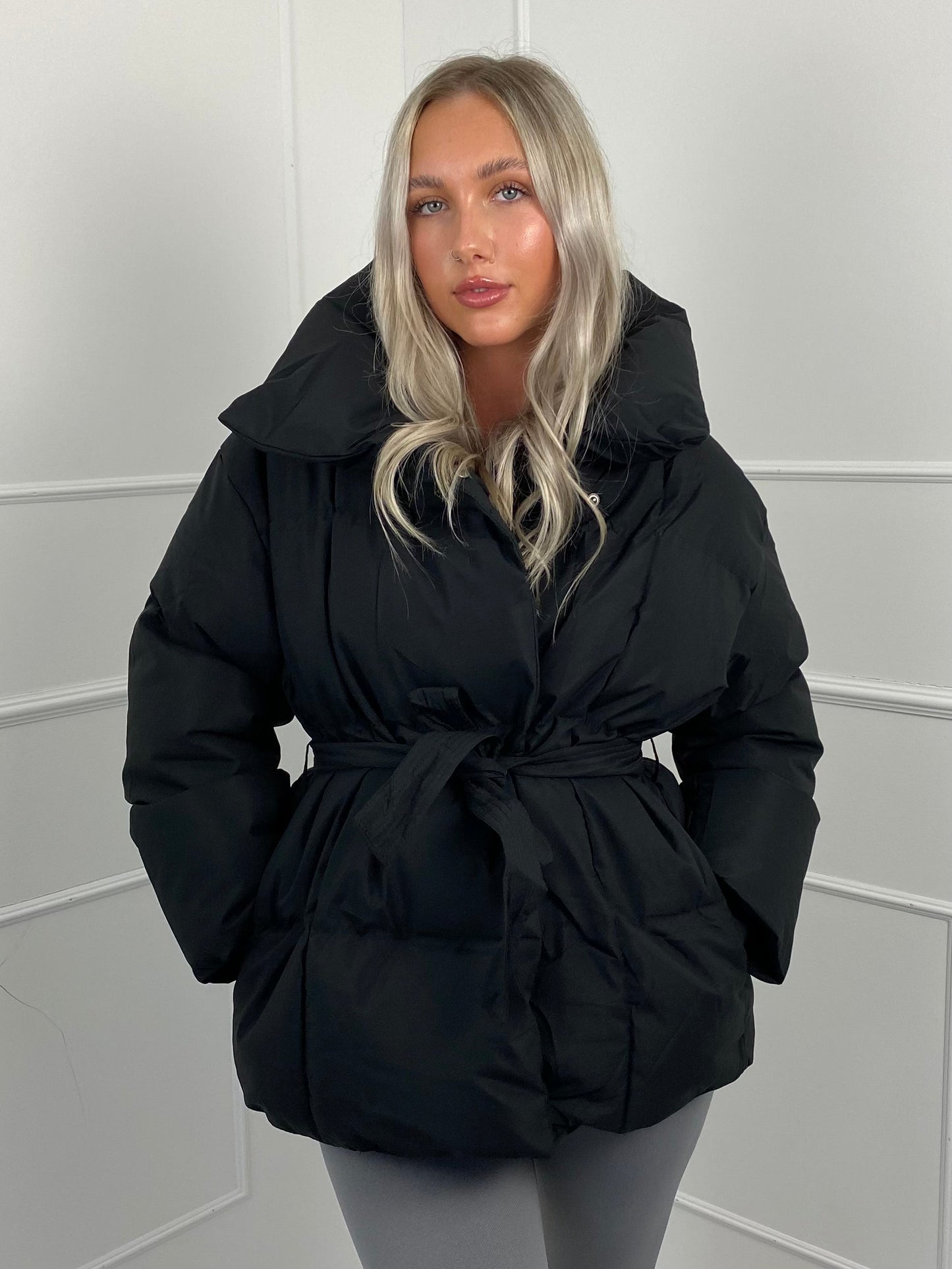 Karly™ | Kurze Pufferjacke mit Gürtel