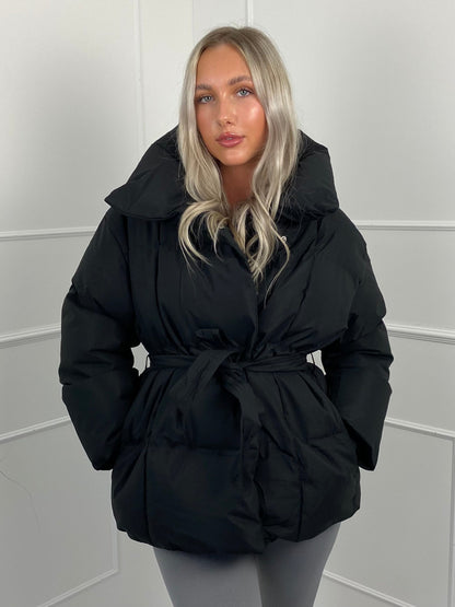 Karly™ | Kurze Pufferjacke mit Gürtel